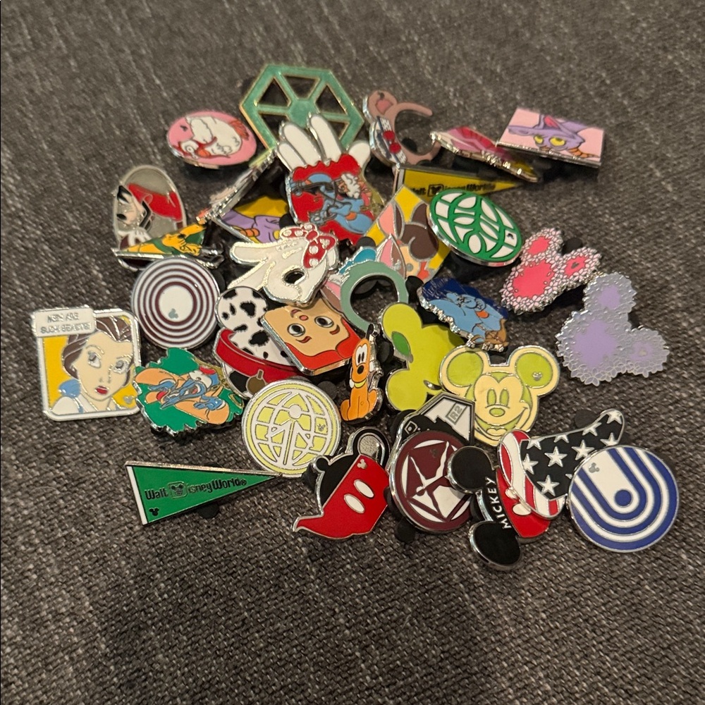 35 Disney Colorful Character Pin Set